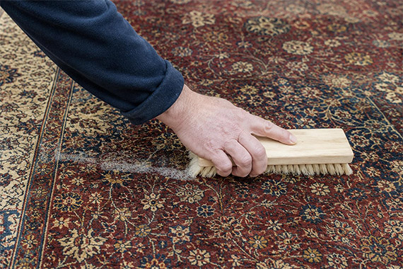Dépoussiérage professionnel d’un tapis ancien