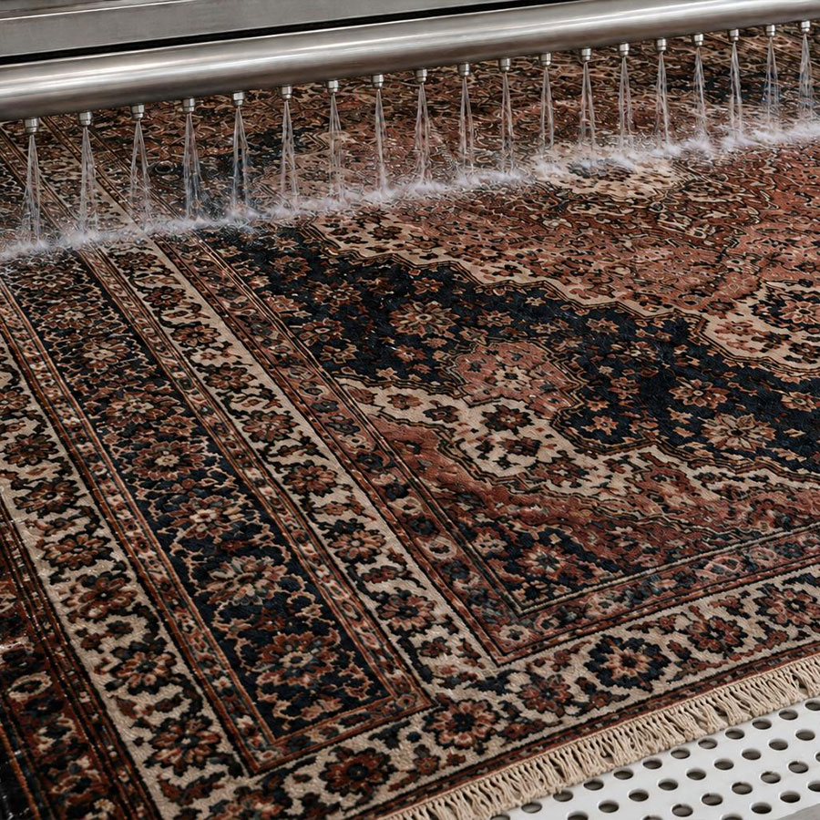 Nettoyage professionnel d’un tapis en atelier