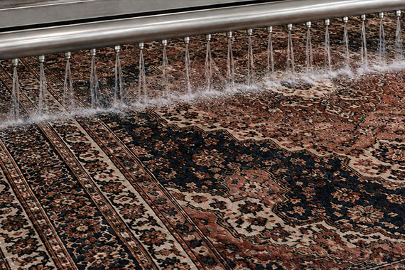 Rinçage d’un tapis après lavage